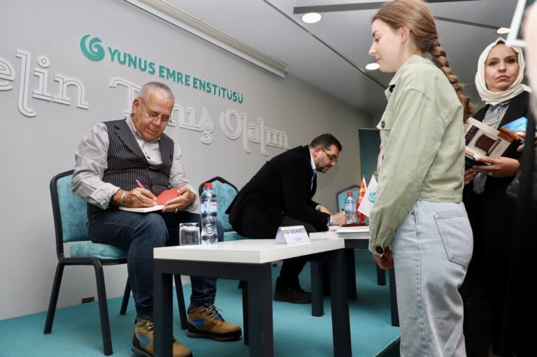 Üsküp’te “Kağıt üzerinde ayrıldık, kağıt üzerinde birleşiyoruz” söyleşisi düzenlendi