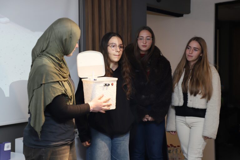 Prizren Yunus Emre Enstitüsü’nde II. Robotik ve Yazılım Kursu Mezuniyet Töreni Gerçekleşti