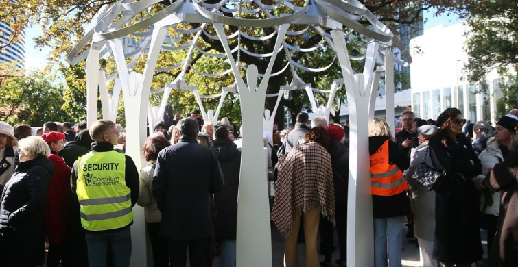 Viyana’da Srebrenitsa soykırımı anısına Srebrenitsa Çiçeği Anıtının açılışı yapıldı