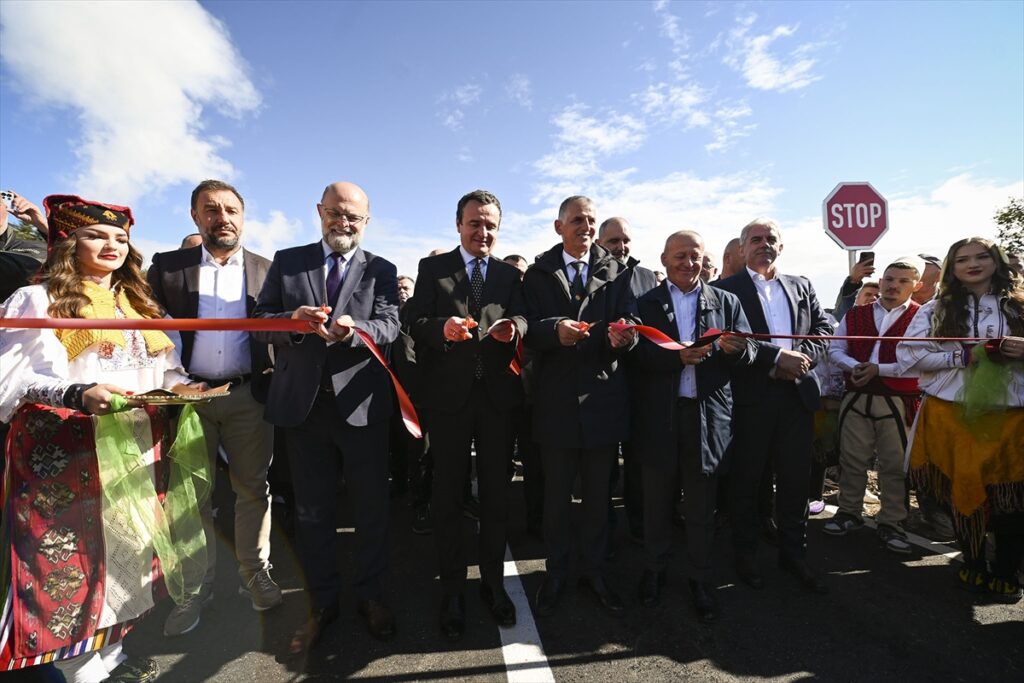 Kosova ile Arnavutluk arasındaki sınır ötesi yol açıldı