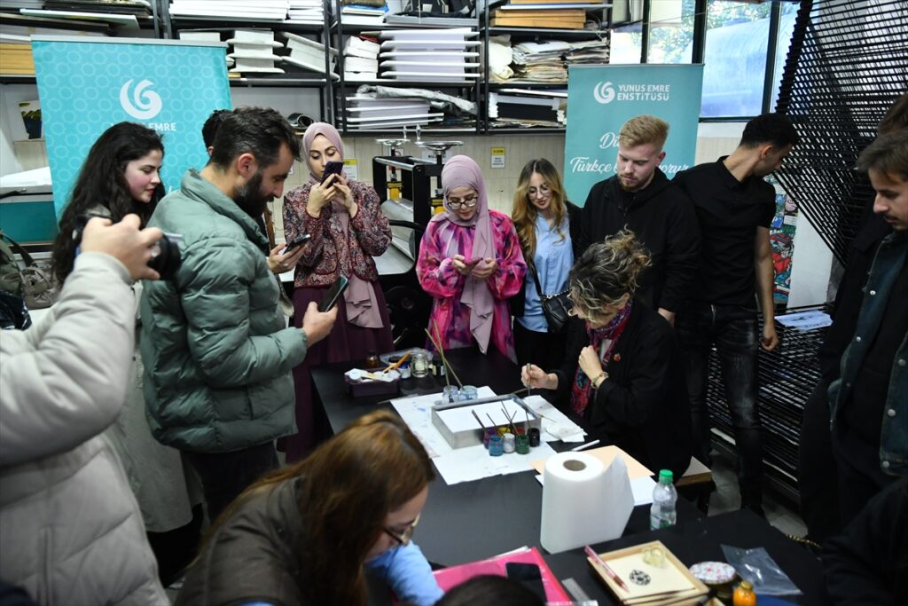 Tiran Yunus Emre Enstitüsü’nden Ebru ve Kat’ı Sanatları Tanıtımı