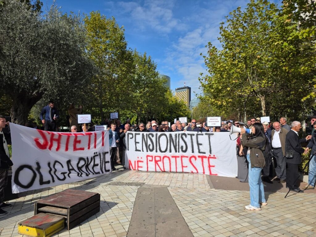 Tiran’da Emeklilerden “Onurlu Emeklilik” Protestosu