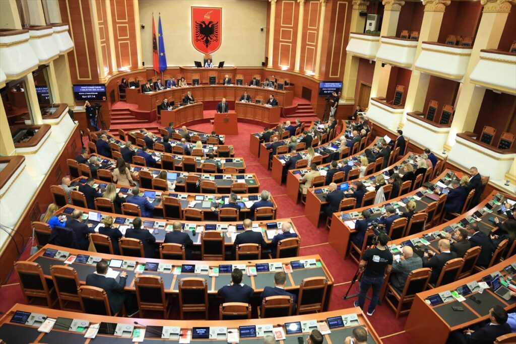 Arnavutluk Parlamentosu, Meclis Başkanı Niko Peleshi’nin görevden alınması talebini reddetti