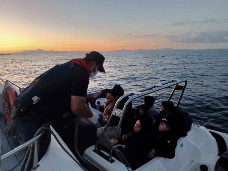 Yunanistan unsurlarınca Türk kara sularına geri itilen 31 göçmen kurtarıldı