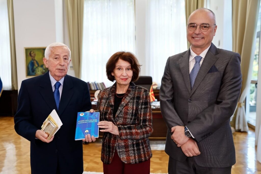 Cumhurbaşkanı Davkova akademisyenler Martinovski ve Koneski ile görüştü