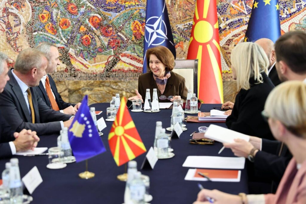 Cumhurbaşkanı Davkova, Kosova Anayasa Mahkemesi Heyetini Kabul Etti