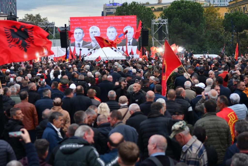 Lahey’de yargılanan eski Kosova Kurtuluş Ordusu komutanları için Arnavutluk’ta destek gösterisi