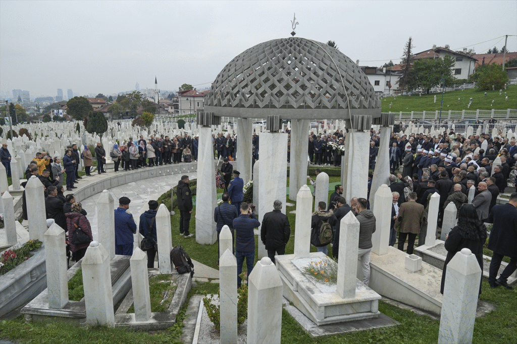 Boşnak lider Aliya İzetbegoviç, ölümünün 22. yılında Saraybosna’daki kabri başında anıldı