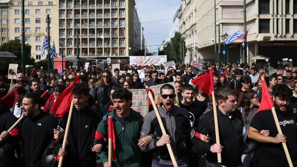Yunanistan’da üniversite öğrencileri okuldan atılmalarının önünü açan yasayı protesto etti