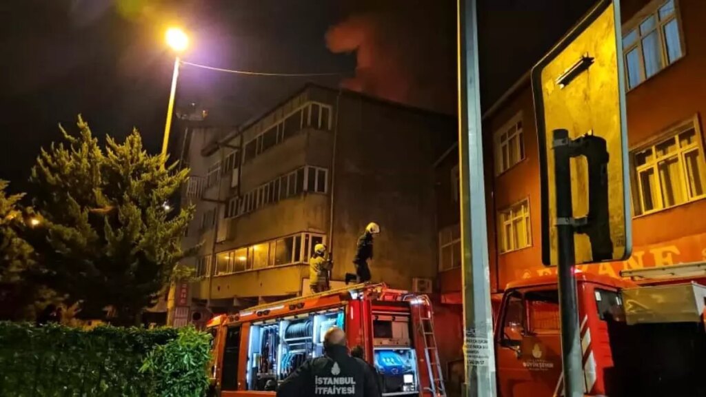 Beyoğlu’nda Çatı Yangını: 1 Kişi Dumandan Etkilendi
