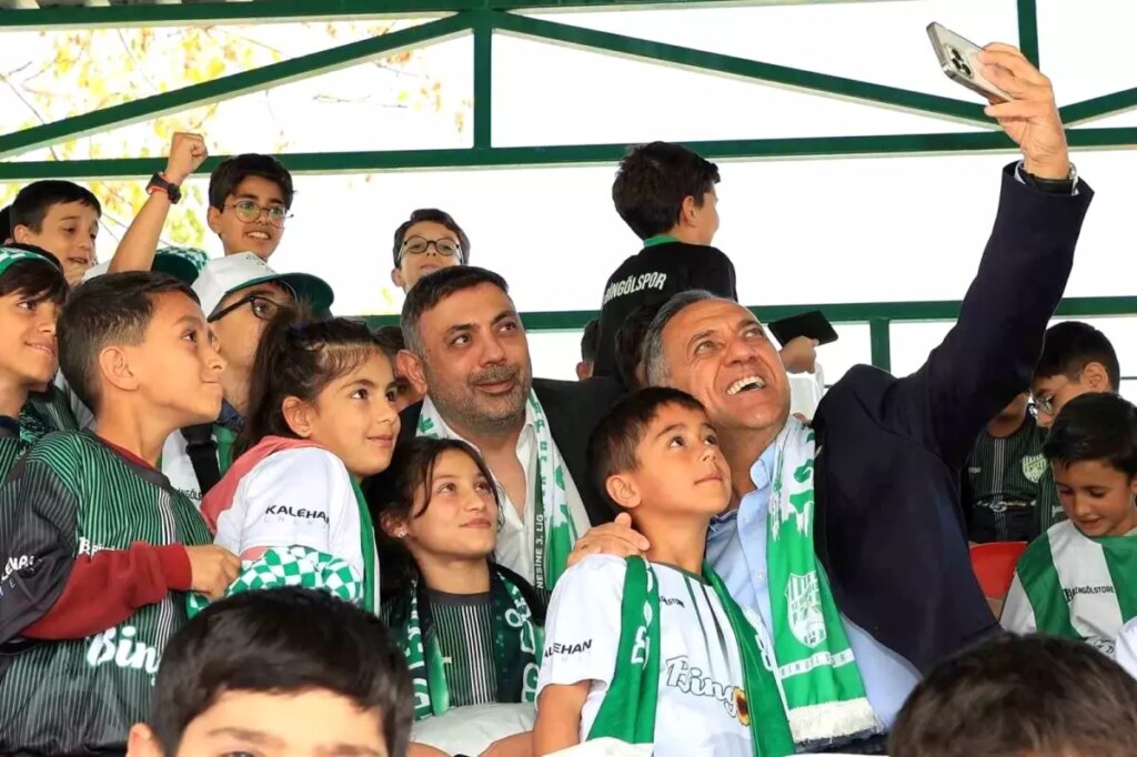 Bingöl’de ‘Çocuklarımız Formasız Kalmasın’ Kampanyası: 750 Öğrenciye Forma Dağıtıldı