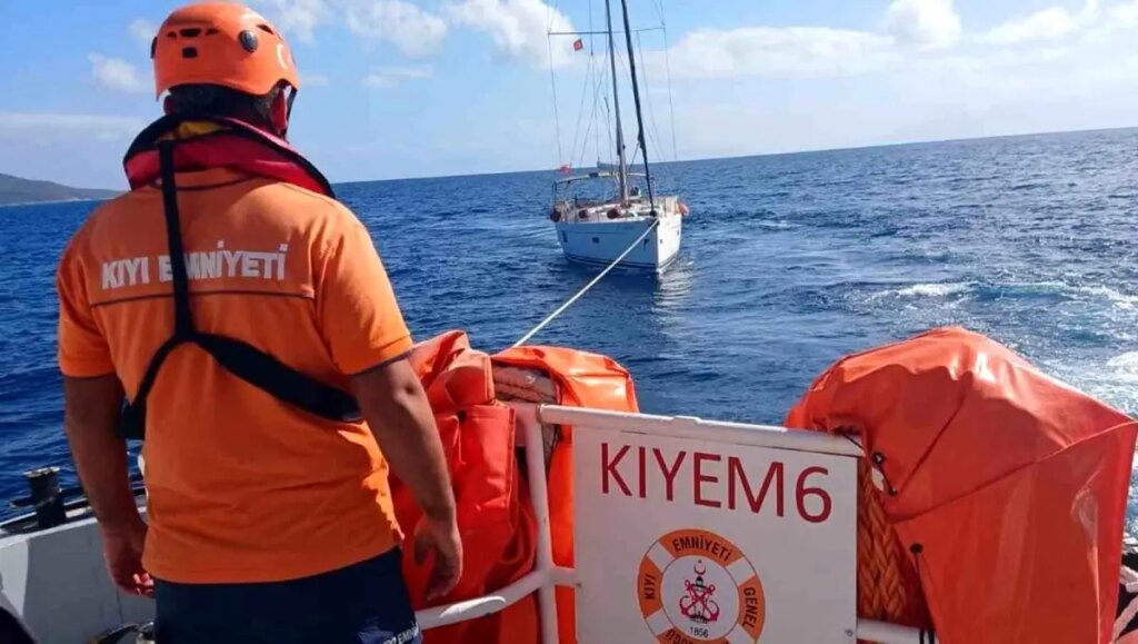 Bodrum’da Sürüklenen Yelkenli Tekne Kurtarıldı