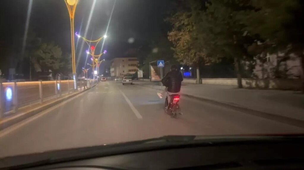 Elektrikli Bisiklet Sürücüsünün Rahat Tavırları Trafikte Şaşkınlık Yarattı