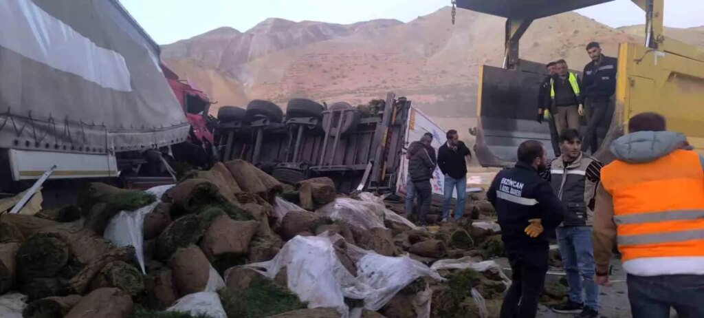 Erzincan’da İki Tır Çarpıştı: İki Sürücü Yaralandı