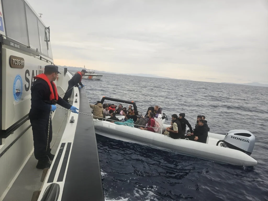 Yunanistan’ın geri ittiği 36 düzensiz göçmen kurtarıldı