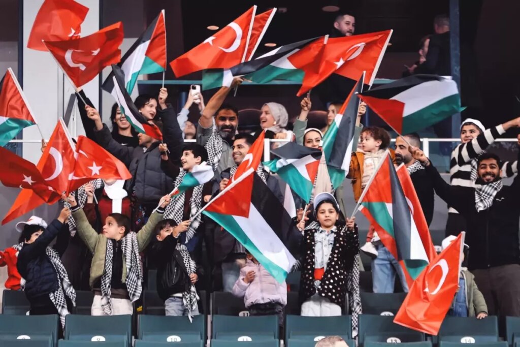 Filistinli çocuklar ve refakatçileri, Türkiye-Gürcistan maçı için tribünde