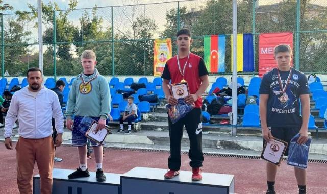 Güreşçiler, Bulgaristan’daki turnuvadan madalyalarla döndü