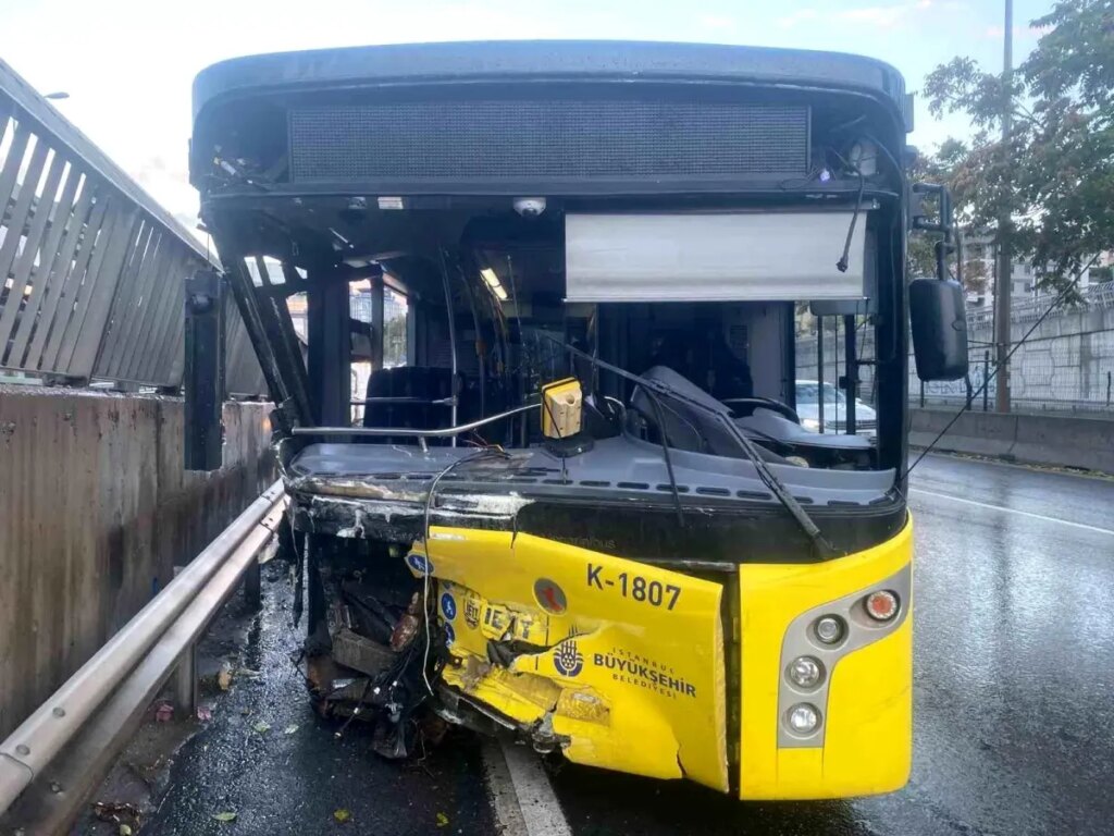 Kadıköy’de Alkollü Sürücüyle İETT Otobüsü Bariyerlere Saplandı: 2 Yaralı