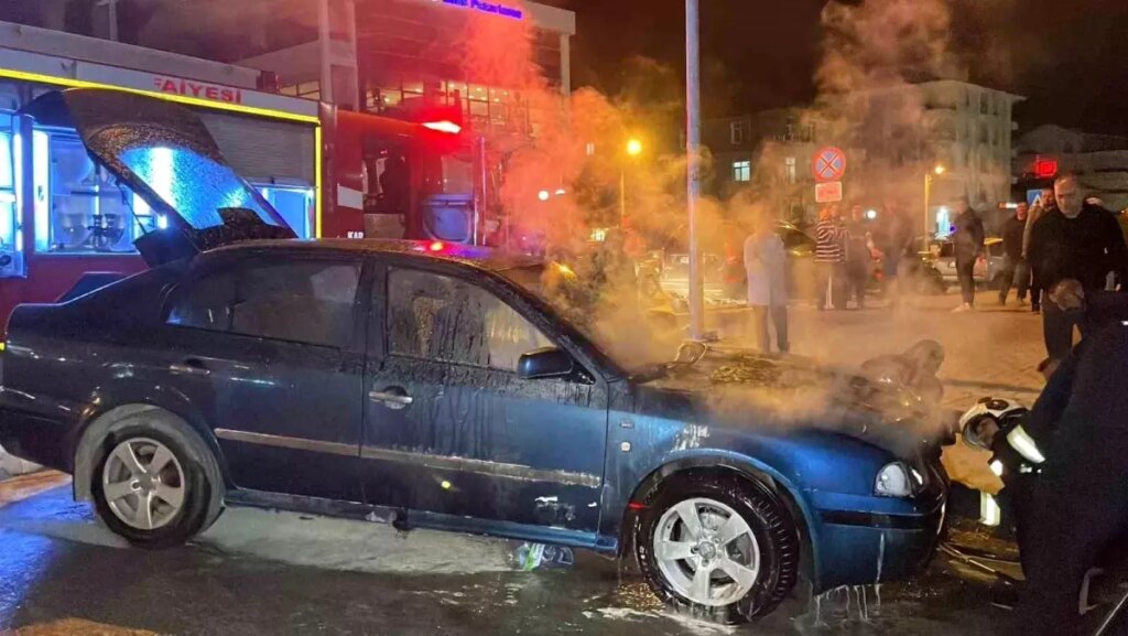 Karaman’da Seyir Halindeki Otomobilde Yangın Çıktı