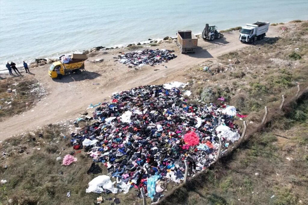 Mersin’de Kıyıya Bırakılan Tekstil Atıkları Temizlendi