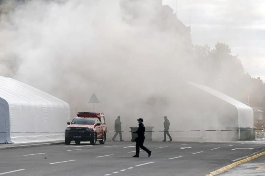 Sırbistan’da Parlamento Önü Protestoları: Beyaz Çadır Yangını ve Vuçiç Karşıtlığı
