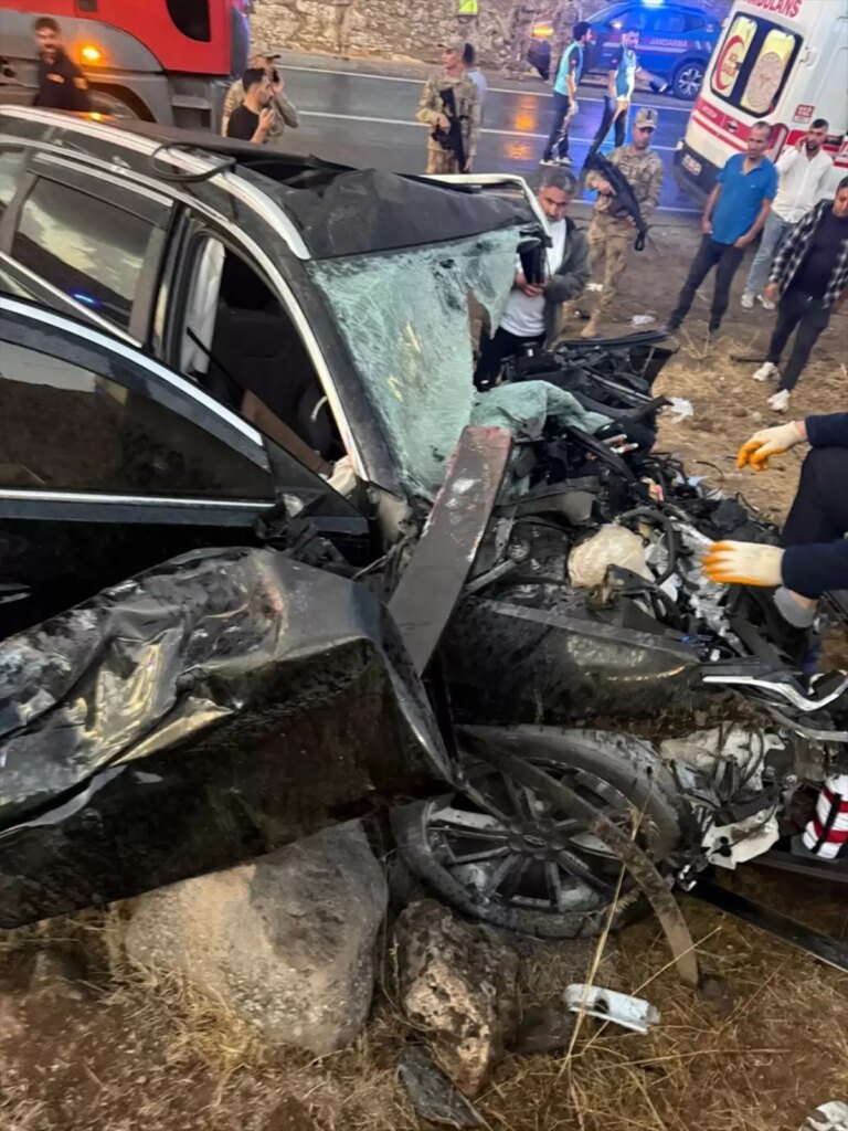 Şırnak’ta Yolcu Otobüsü ile SUV Araç Çarpıştı: 6 Yaralı