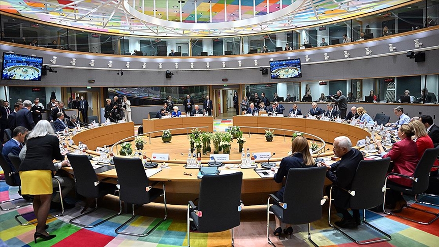 AB liderleri ortak savunma girişimlerini ilerletmekte mutabık kaldı