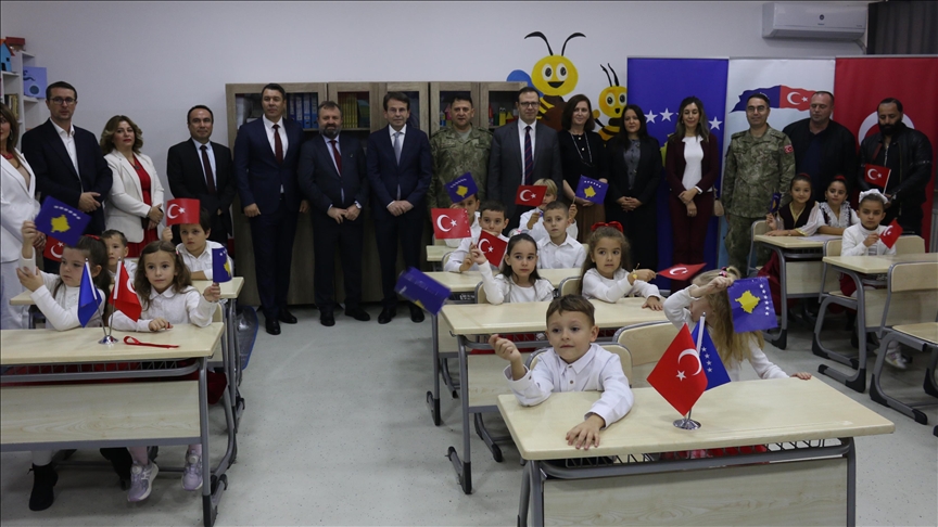 Mehmetçik Kosova’da eğitim alanındaki desteklerine devam ediyor