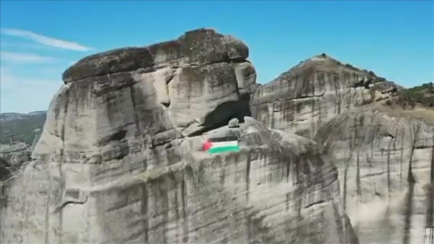 Yunanistan’ın simge yapılarından Meteora’daki kayalıklara Filistin bayrağı asıldı