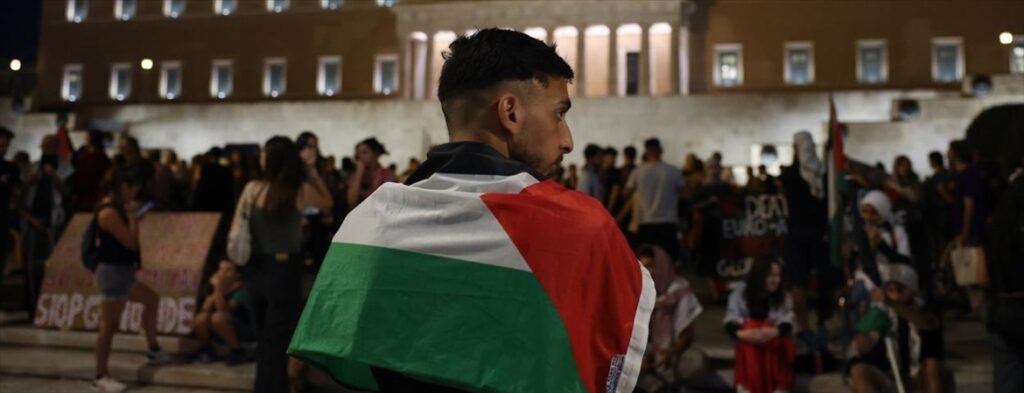 Atina’daki Filistin’e destek gösterisinde polis ile eylemciler arasında arbede yaşandı