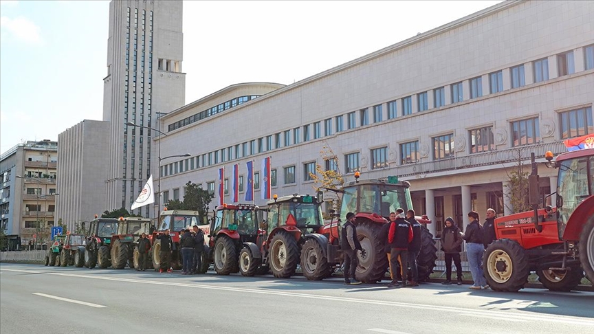 Sırbistanlı çiftçilerden, hükümetin tarım politikalarına traktörlü protesto