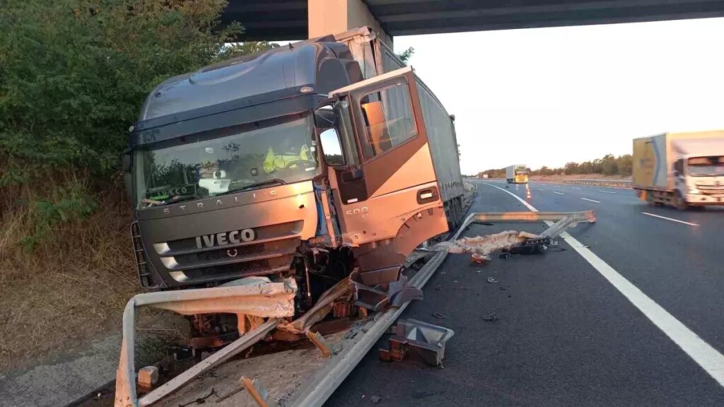 Edirne-İstanbul TEM Otoyolu’nda Tır Kazası: Sürücü Ağır Yaralandı