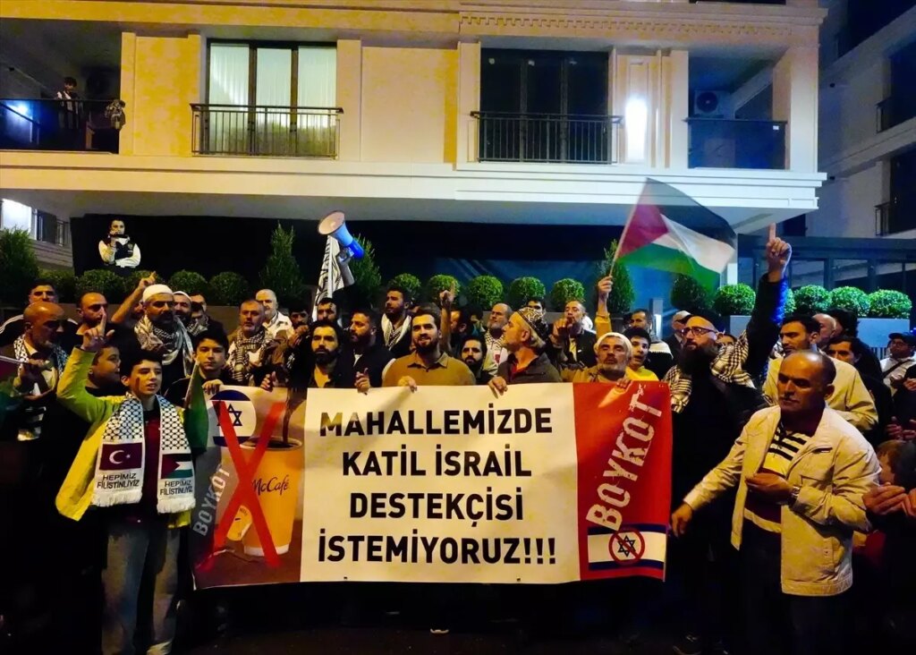 Üsküdar’da McDonald’s Protestosu: ‘Yerli ve Milli İstiyoruz!’
