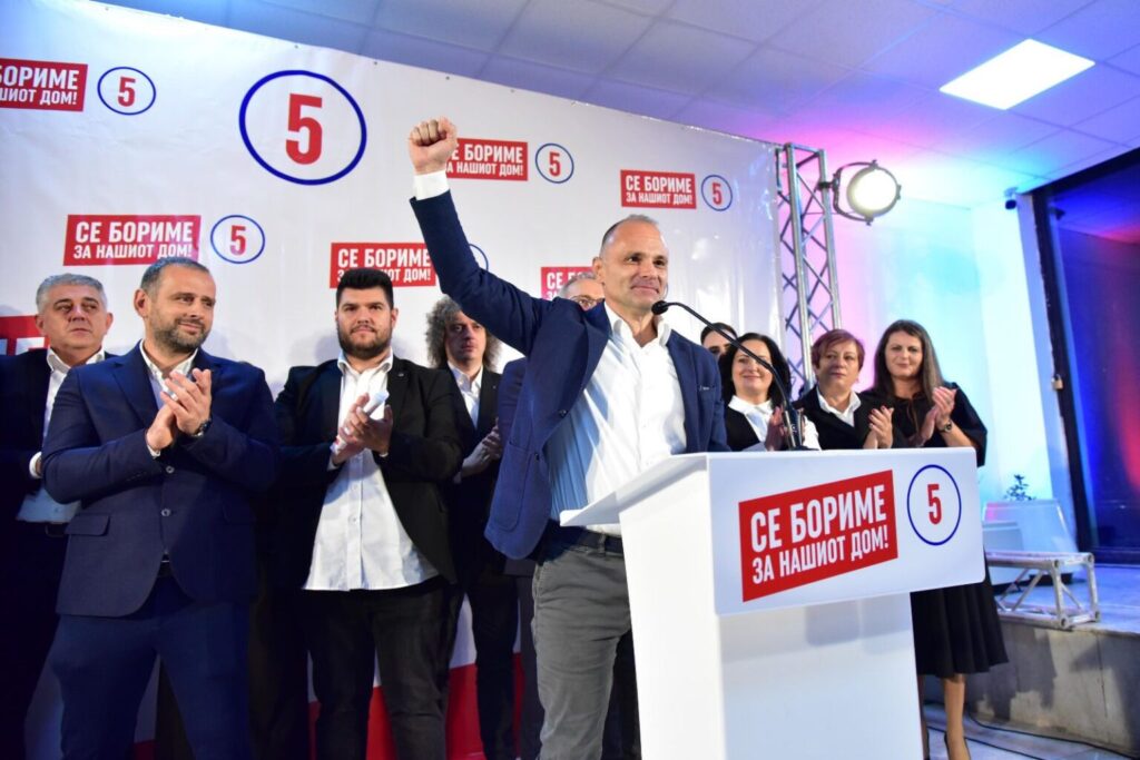 Filipçe: Biz kimsenin özel mülkü olmayan bir devlet için mücadele ediyoruz