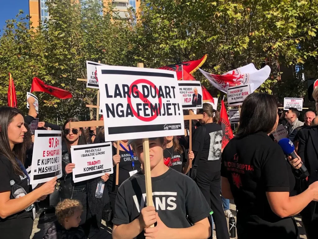 Tiran’da “Cinsiyet eşitliği yasası” protesto edildi