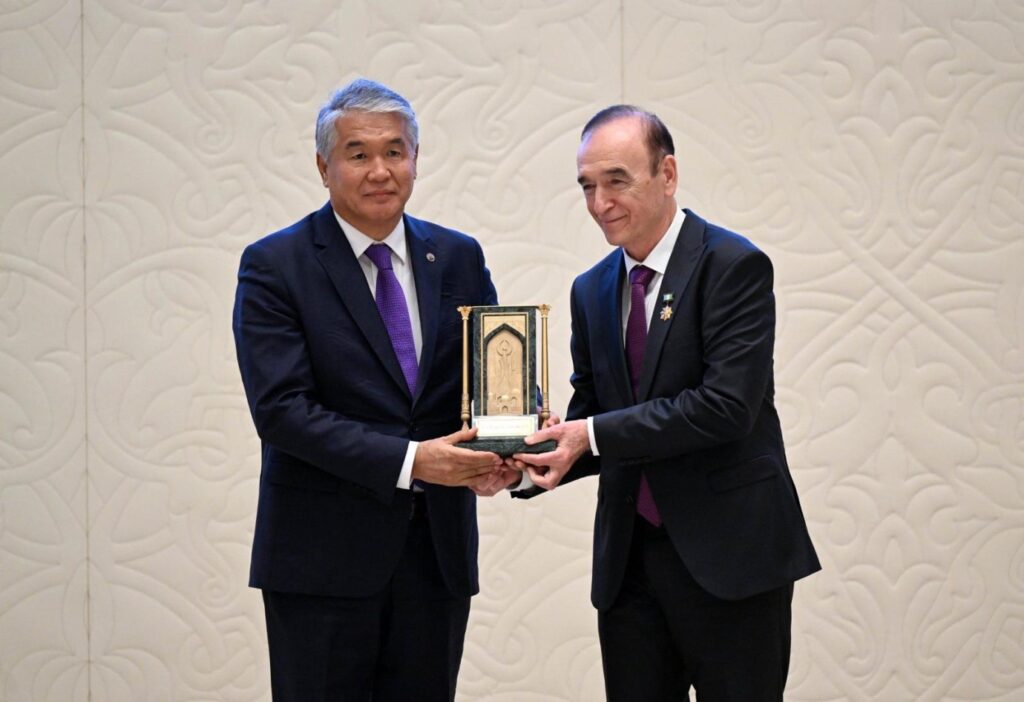 Sultan Raev’e Özbekistan’dan “Kelajak Merosi” Uluslararası Ödülü