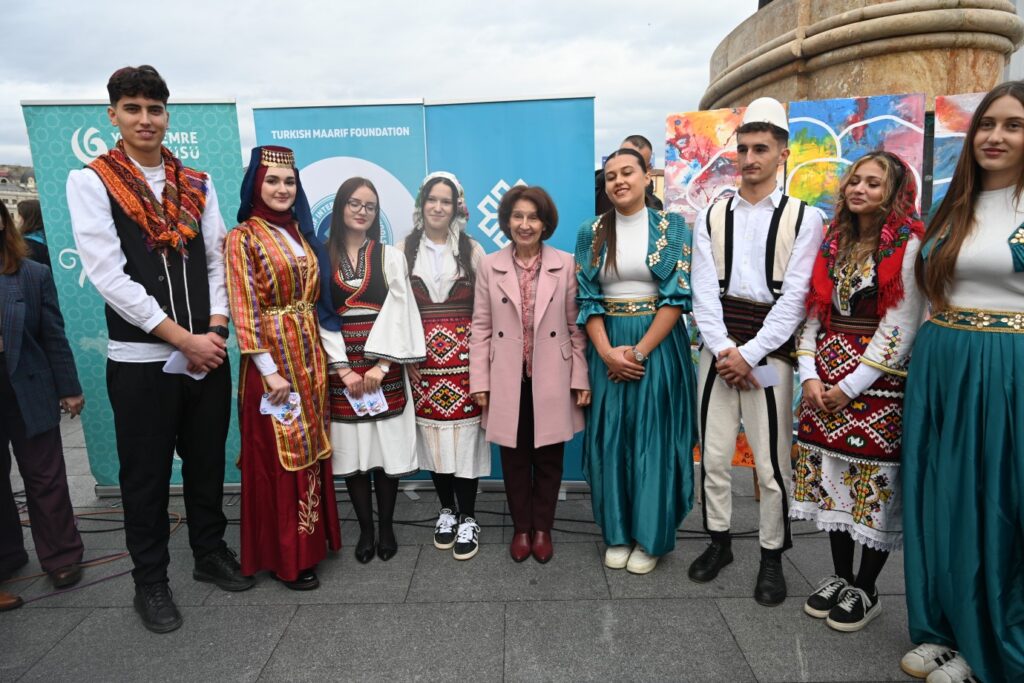 Üsküp’te Dünya Hoşgörü Günü Etkinliği: Farklı Kültürlerden Öğrenciler Makedonya Meydanı’nda Buluştu