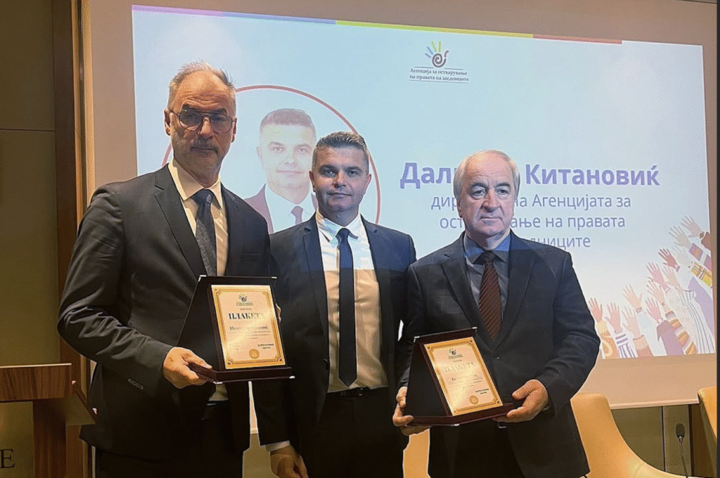 Kenan Hasipi’ye Takdir Plaketi – Yeni Balkan