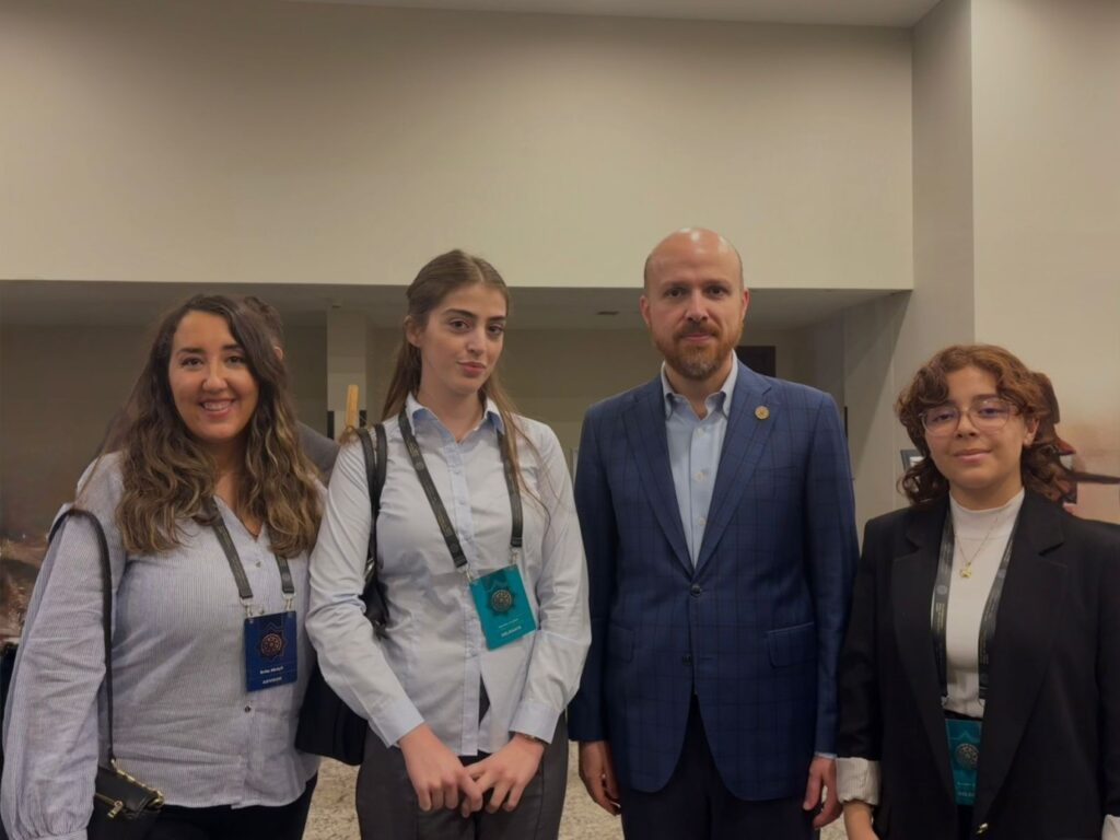 Kosova Uluslararası Maarif Okulları öğrencileri Model OİC Zirvesi’nde Bilal Erdoğan ile bir araya geldi