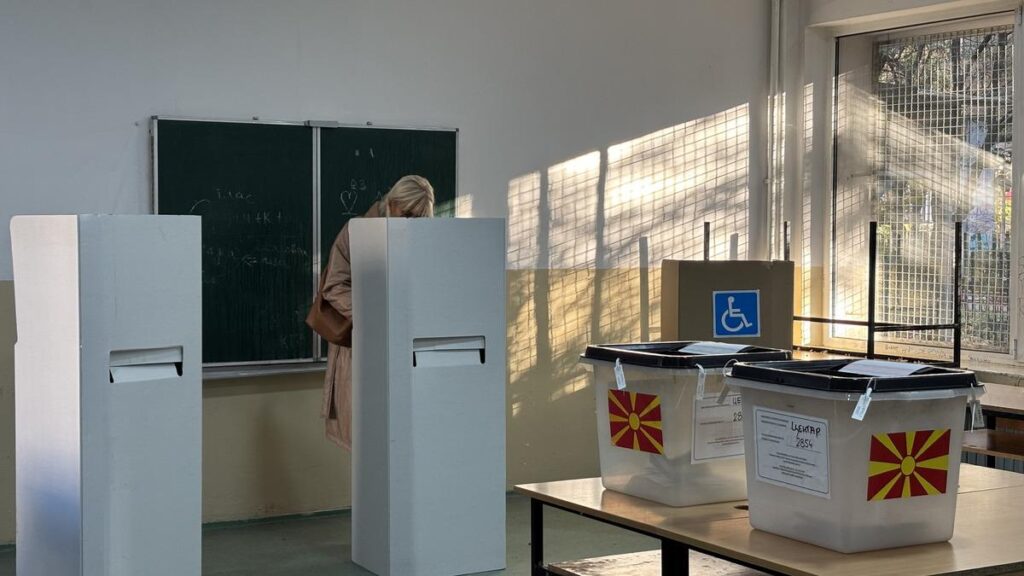 Kuzey Makedonya’da halk, yerel seçimin ikinci turu için sandık başında