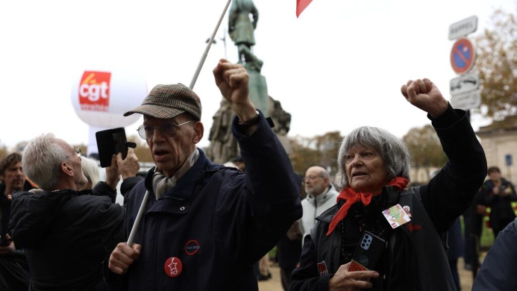 Fransa’da emekliler, yaşam koşullarının iyileştirilmesi talebiyle protesto düzenledi