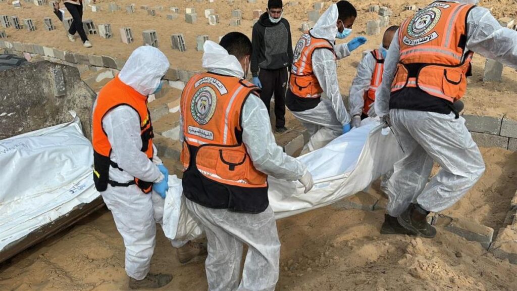 Gazze’de kimliği tespit edilemeyen 30 Filistinli daha toplu şekilde defnedildi
