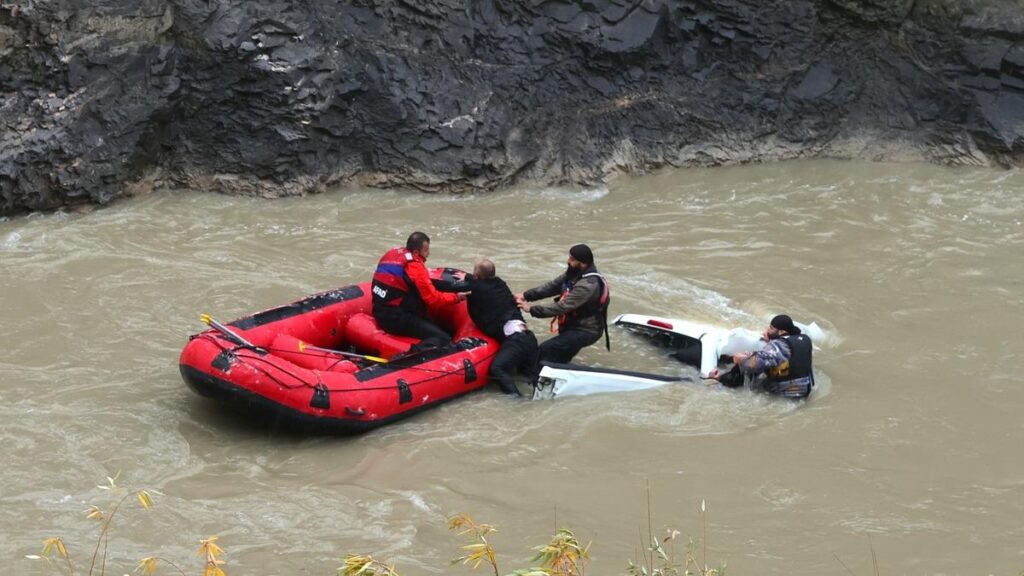 Zap Suyu’nda can pazarı! Düşen pikaptaki 2 kişi hayatını kaybetti, 2 kişi yaralandı