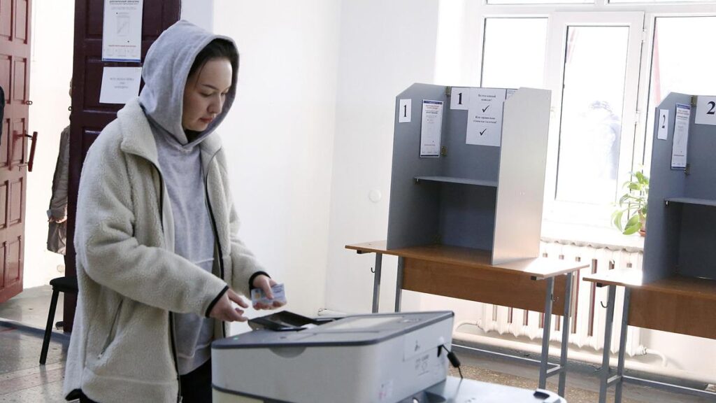 Kırgızistan’da halk erken milletvekili seçimleri için sandık başında