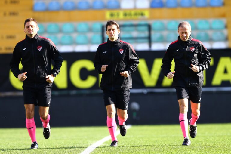 Halil Umut Meler, Karadağ-Hırvatistan maçını yönetecek