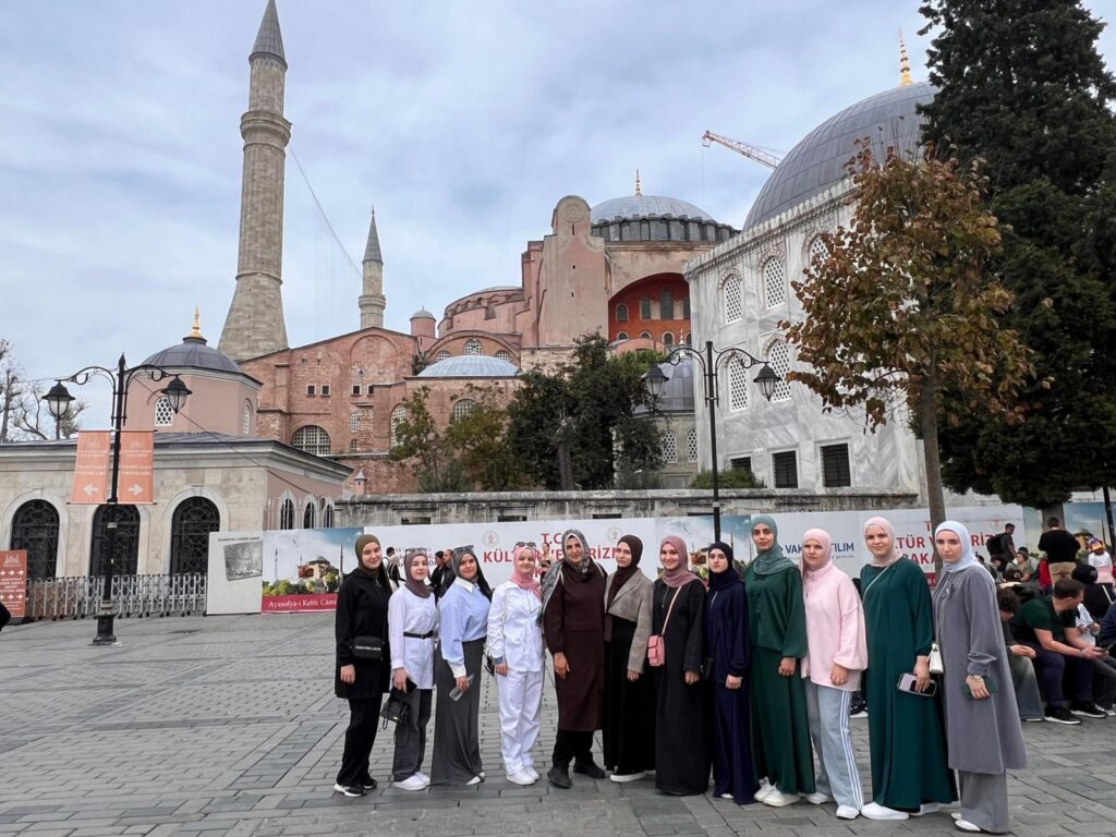İsa Bey Medresesi Kalkandelen Kız Şubesi öğrencileri İstanbul’u ziyaret etti