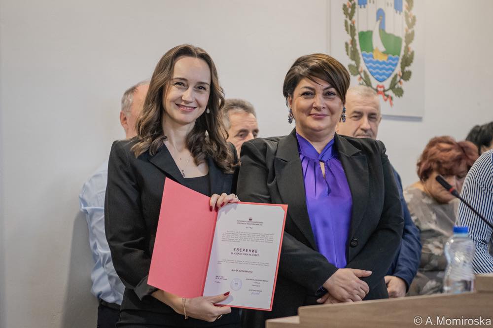 TDP’nin Ohri Belediyesi meclis üyesi Ayfer Arif Müfti mazbatasını aldı