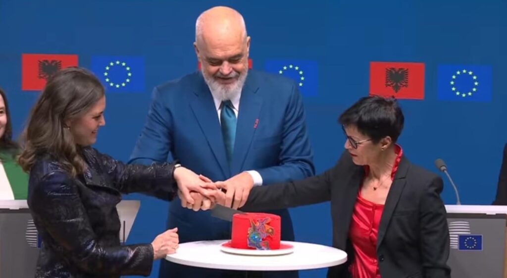 Arnavutluk, AB ile Katılım Sürecinde Son Küme Başlıklarını Açtı