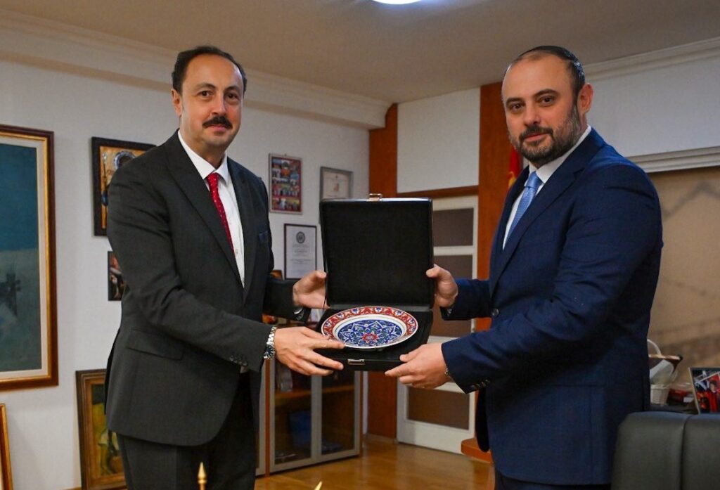 Büyükelçi Ulusoy, Üsküp Büyükşehir Belediye Başkanı Gjorgjievski’yi ziyaret etti