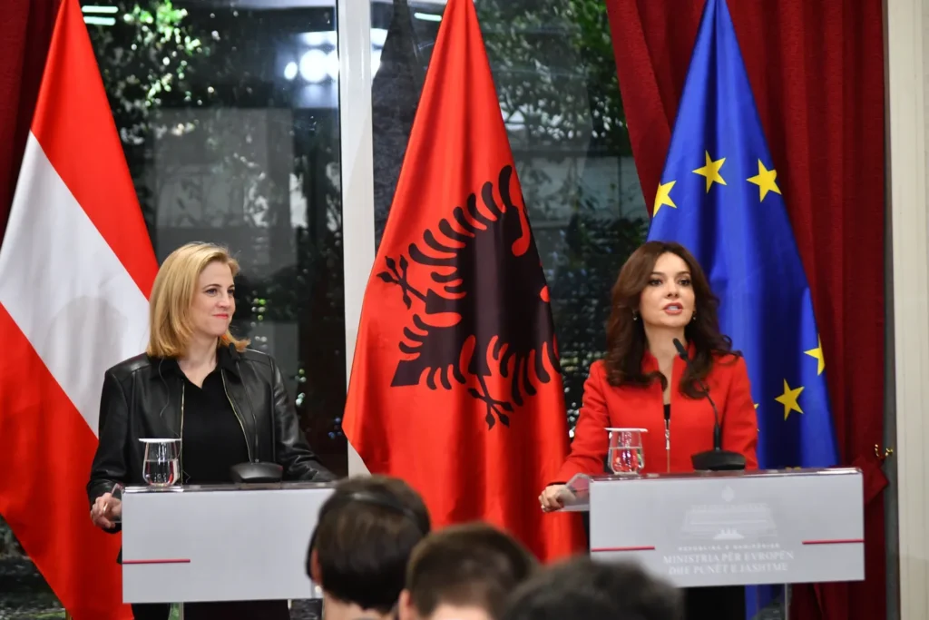 Arnavutluk Dışişleri Bakanı Spiropali, Avusturyalı mevkidaşıyla görüştü